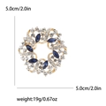 Detailansicht der Strass-Blumenbrosche mit 5,0 cm Größe und 19 g Gewichtsangaben - Blau