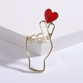Goldene Fingerherz Brosche mit glänzend rotem Emaille-Herz im minimalistischen Design - Gold
