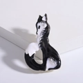 Graziosa spilla a volpe in smalto bianco e nero con design fluido su piedistallo bianco - Nero