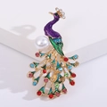 Dettaglio della spilla a pavone con smalto colorato, strass e perla centrale - Forma di Pavone (MM-BR-3161) / Viola