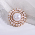 Elegant vintage style gold brooch with central large pearl and multi-layer pearl clusters - Gold