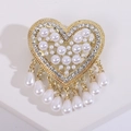 Vista detallada del broche de corazón con perlas, strass y borlas de perlas gota - Blanco