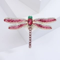Detailaufnahme einer Libellen-Brosche mit roten Emaille-Flügeln und funkelnden Strasssteinen - Rosa (MM-BR-3221-PK)