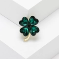 Elegant gold clover brooch with deep green faceted crystals on a minimalist background - Heart Clover (3187) / Green