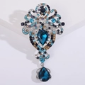 Detalle de broche vintage estilo palacio con cristales azules y base de aleación de plata - Azul
