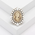 Vintage-Relief-Brosche mit Cameo-Motiv, glitzernden Strasssteinen und weißen Perlen - Braun