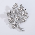 Detailansicht der silbernen Blumenstrauß-Brosche mit funkelnden Strasssteinen und Kristallen - Silber