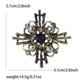 Detailansicht der barocken Vintage-Perlenbrosche mit Größe 5,1cm x 5,1cm und Strassbesatz - Vintage Gold - Blau