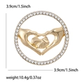 Goldene Brosche mit Händen und Säugling, Strasssteinen, 3,9 cm Durchmesser, 10,4 g - Gold