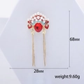 Détail de la broche Opéra de Pékin avec émail, perles et glands dorés suspendus - 3245-Rouge A (Style Couronne d'Opéra à Glands)