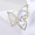Macro-opname van de fonkelende vlinderbroche met strass, gouden vleugels en aurora-kristallen - Wit