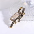 Spilla a nastro vintage in lega dorata con grande cristallo rettangolare champagne e strass grigi - Champagne