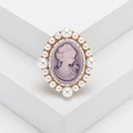 Detail der Vintage-Cameo-Brosche mit lila Porträt, Strasssteinen und weißen Perlen - Goldene Basis Lila