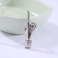 Detalle del broche de plata con gesto de mano, circón incrustado y relieve en el puño - Plateado