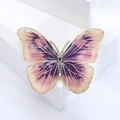 Détail de la broche papillon en émail avec des ailes dégradées violettes et dorure fine - Violet