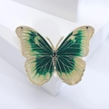 Détail de la broche papillon en émail avec dégradé vert et nervures métalliques fines - Vert
