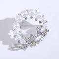 Vue détaillée de la broche couronne en argent avec perles et papillons scintillants - Argent