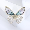 Macro detail van vlinderbroche met blauwe verloopvleugels en kristallen strass - Paars