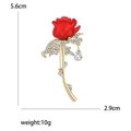 Broche élégante rose rouge avec base en alliage doré et détails feuilles en strass - Rouge