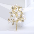 Dettaglio macro della spilla a ramo dorato con perle bianche e strass lucenti su fondo bianco - Perla Bianca-Oro (MM-BR-3206)