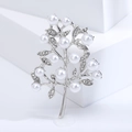 Vista macro di una spilla a forma di albero con rami argentati, perle e cristalli lucenti - Perla Bianca-Argento (MM-BR-3206)