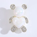 Dettaglio della spilla a forma di orso con testa di perla, cuore e metallo dorato con cristalli - Orso Bianco (Bianco-3234)