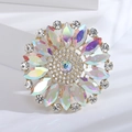Dettaglio spilla floreale con strass AB arcobaleno e base in lega dorata scintillante - Oro