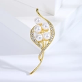 Detail van elegante gouden broche met vijf witte parels en sprankelend kristallen bladpatroon - Wit