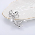 Elegante broche de lazo plateado con perla blanca para jerséis y trajes de mujer - Plateado