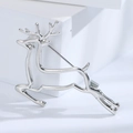 Dettaglio ravvicinato di una spilla a forma di renna in argento con linee minimali - Argento