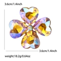 Eleganter Kleeblatt-Anstecker mit schimmernden AB-Kristallen und Größenangaben in Gold - Gelb