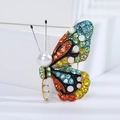 Detail-Makroaufnahme der bunten Schmetterlingsbrosche mit Strass und Perleneinlage - Orange