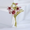 Detailaufnahme der rosa Emaille-Orchideenbrosche mit grünen Blättern auf weißem Grund - Rosa (MM-BR-3327-PK)