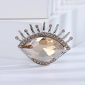 Détail de la broche œil de luxe avec pierre précieuse champagne et placage en argent brillant - Champagne (MM-BR-3332-CH)