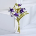 Detail einer eleganten Emaille-Orchideen-Brosche mit violetten Blüten und Blättern - Lila (MM-BR-3327-PU)