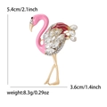 Funkelnde Flamingo-Brosche mit Strasssteinen und Emaille-Details auf weißem Hintergrund - Rosa (KC Gold-3342)
