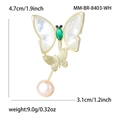 Elegante broche de mariposa dorada con alas de nácar, gema verde y perla colgante - Blanco (MM-BR-8403-WH)