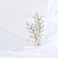 Dettaglio di spilla a forma di foglia dorata con cristalli e una perla bianca - Bianco (MM-BR-Bianco-3348-WH)