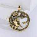 Detailaufnahme der goldenen Medusa-Brosche mit feinen Schlangenschuppen und Reliefverzierung - Gold