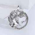 Makroaufnahme der Medusa-Brosche in Vintage-Silber mit detaillierten Schlangenschuppen - Silber