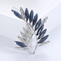 Dettaglio della spilla a ramo d'ulivo con cristalli blu navy e strass AB su base d'argento - Blu