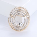 Primer plano detallado de un broche de strass dorado con anillos concéntricos multicapa - Dorado-3362