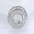 Primer plano de broche de espiral plateado con pavé de pedrería en un diseño de remolino - Plateado-3362