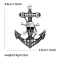 Detailansicht der Vintage-Ankerbrosche mit Totenkopf und Strasssteinen für Anzüge - Antiksilber (MM-BR-3344)