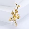 Dettaglio dell'elegante spilla a ramo di fiori dorati con perle e strass lucidi - Perla Bianca (MM-BR-3371)