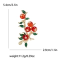 Broche de style chinois avec baies rouges et feuilles vertes en finition dorée - Rouge (MM-BR-3380-RD)