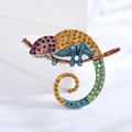 Spilla camaleonte con strass multicolori e cristalli viola arancio in finitura metallo - Giallo