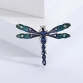 Makro-Detail der Libellen-Brosche mit blauen Kristallen und versilberten Legierungsflügeln - Blau