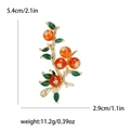 Élégante broche kaki dorée avec perles en résine orange et feuilles en émail vert - Orange (MM-BR-3380-OR)