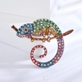 Squisita spilla a camaleonte con strass colorati sfumati su base in metallo pregiato - Blu